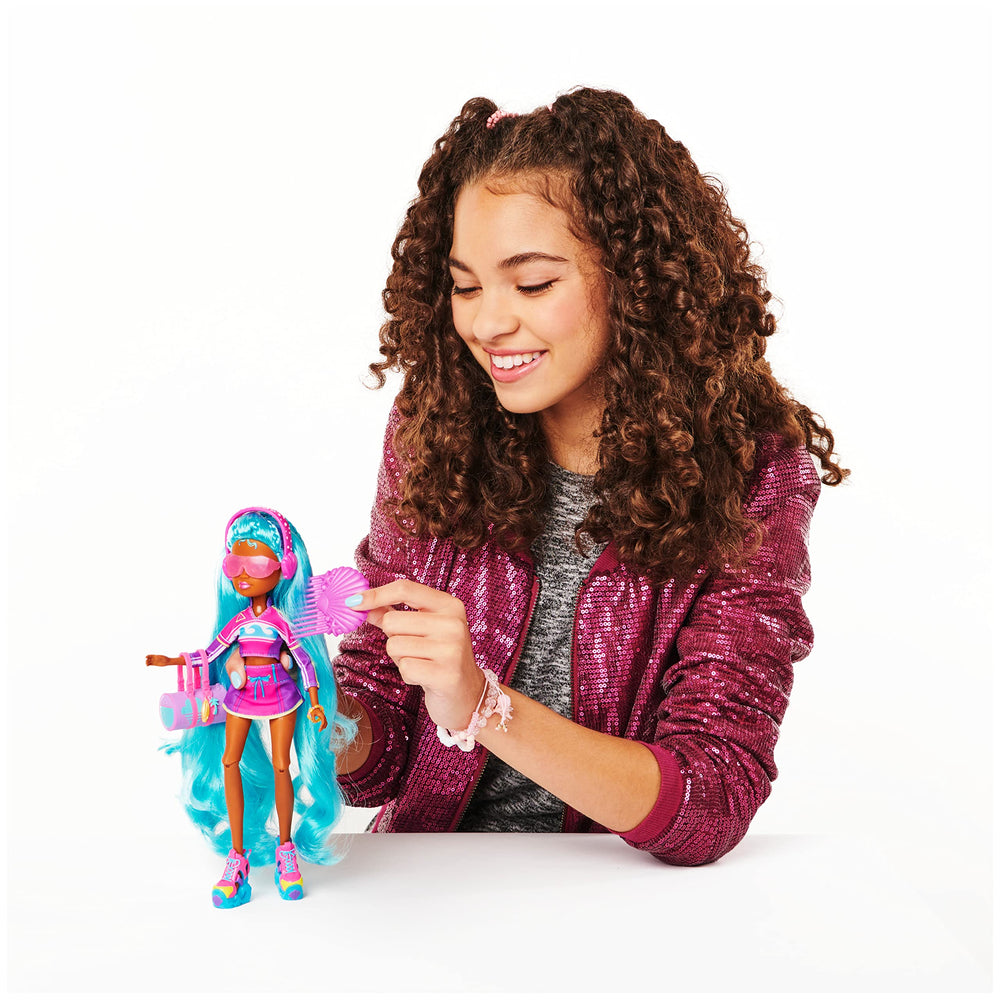 MERMAID HIGH beach duffle stores doll accessories for easy travel storytelling.