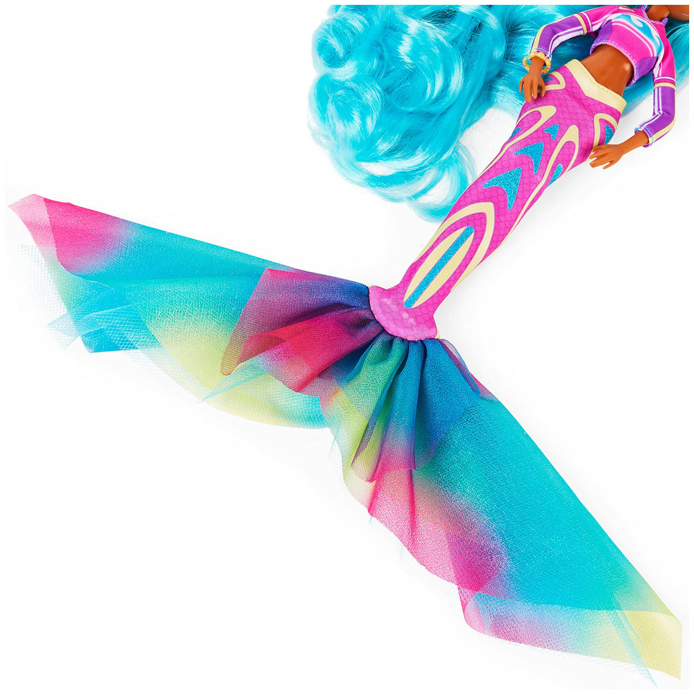 MERMAID HIGH doll comb helps style Oceanna’s ocean-blue hair.