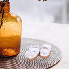 Mikovivi includes a single pair for easy styling and gifting.
