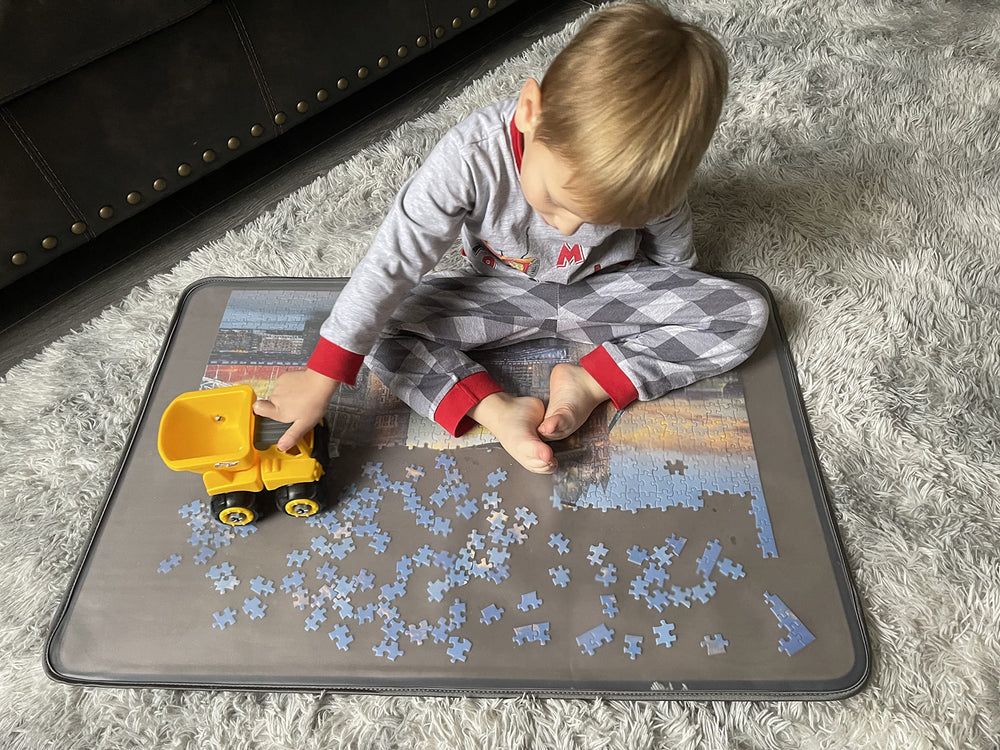 Minne Baby Kidoodler cover and trays reduce mess and organize pieces.