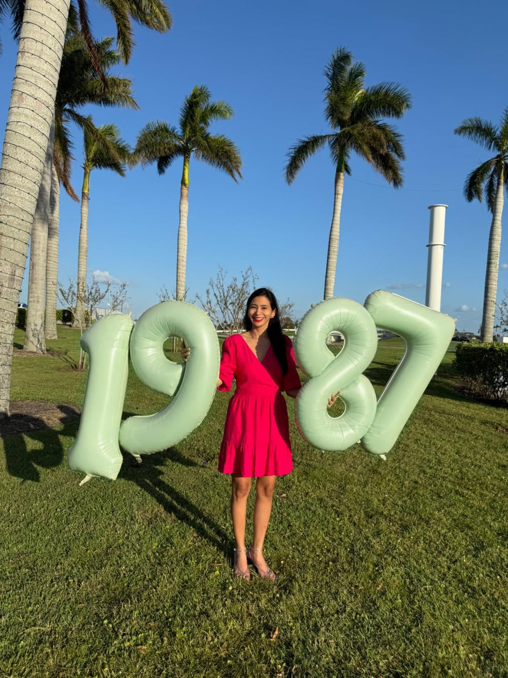 Mluchee olive-green number balloon 7 adds elegant, versatile color to celebrations.