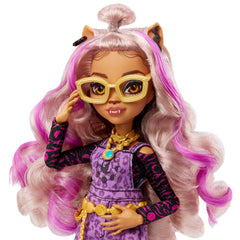 Monster High Clawdeen Wolf faux-fur vest and purse add dramatic versatility.