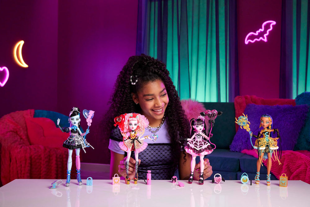 Monster High Frankie Stein plaid sleeve detail enhances dramatic storytelling.