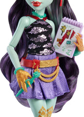 Cloudy Yun Yun pet from Monster High adds playful air-powered storytelling moments.