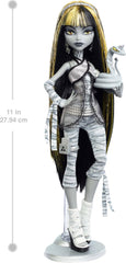 Monster High Reel Drama Cleo De Nile with Hissette, companion for display setups.