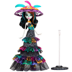 La Catrina hat with plumes enhances Skelita Calaveras' Día de Muertos look