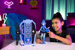 Monster High Skulltimate Secrets closet doors reveal hidden outfits.