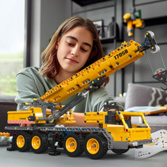 Mould King 17058 City Mobile Crane Truck crane and hook in action for dynamic storytelling