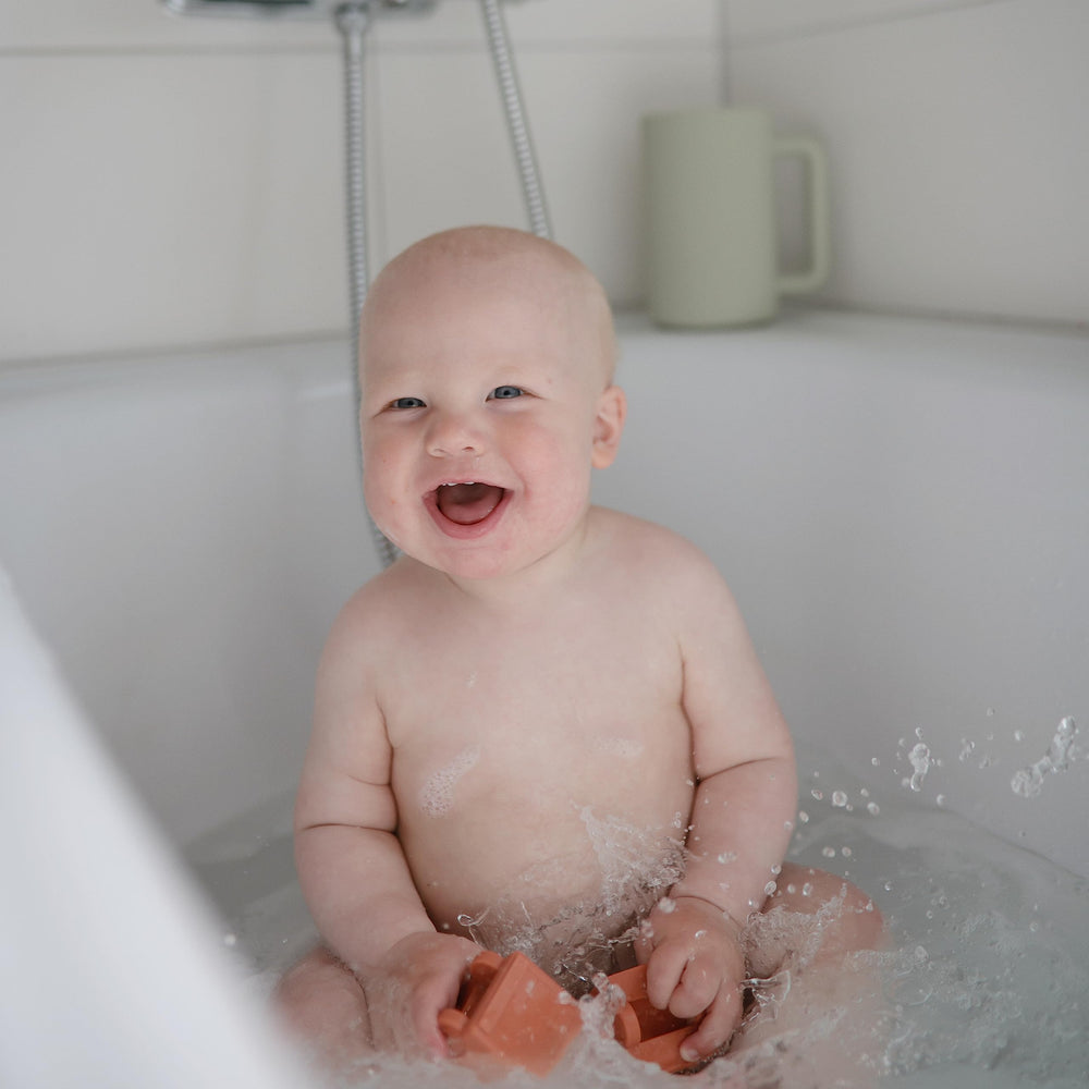 Mushie Vehicles bath toy excavator, two-piece design for quick cleaning after use.