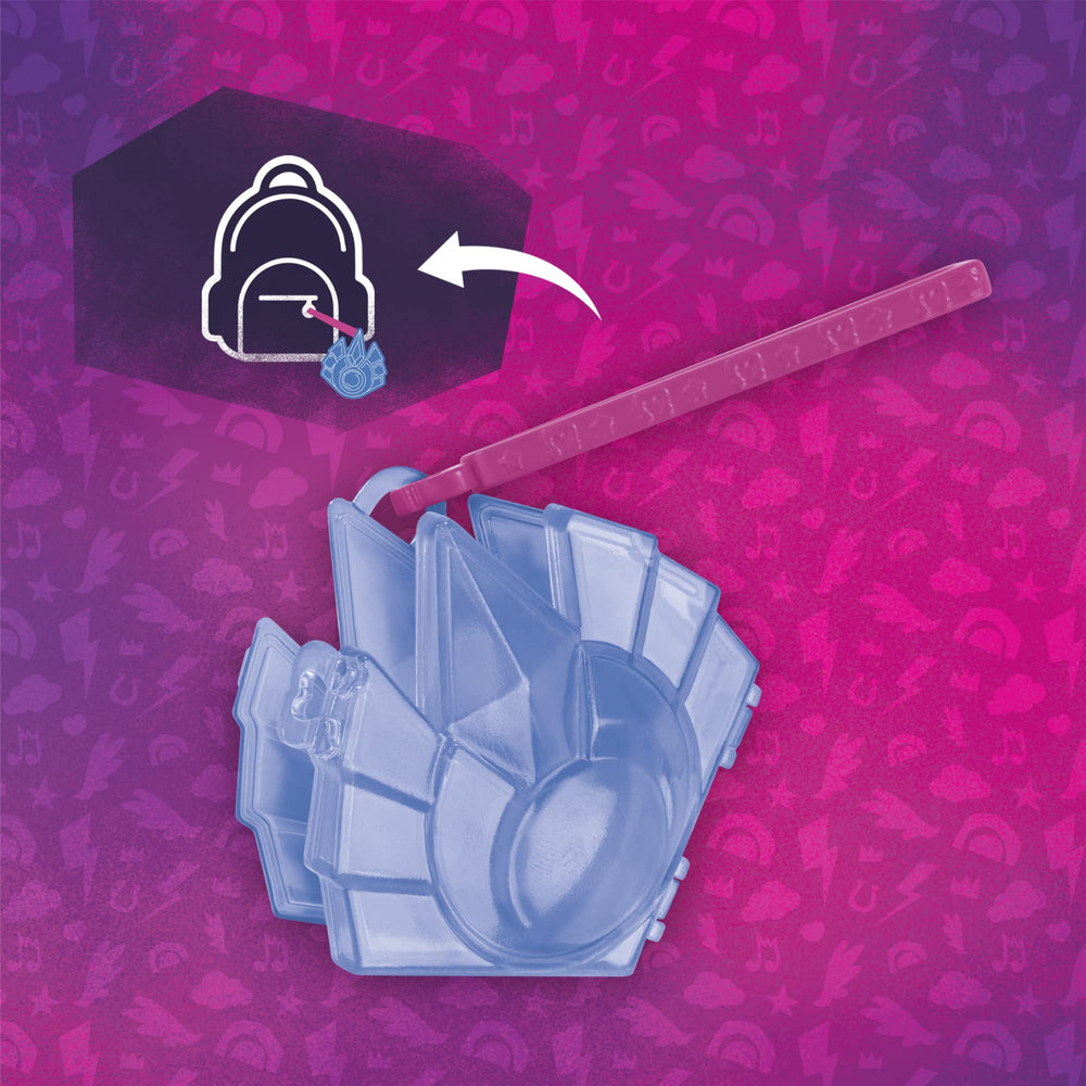 Izzy Moonbow plug-in heart Cutie Mark charm adds interactive styling options.