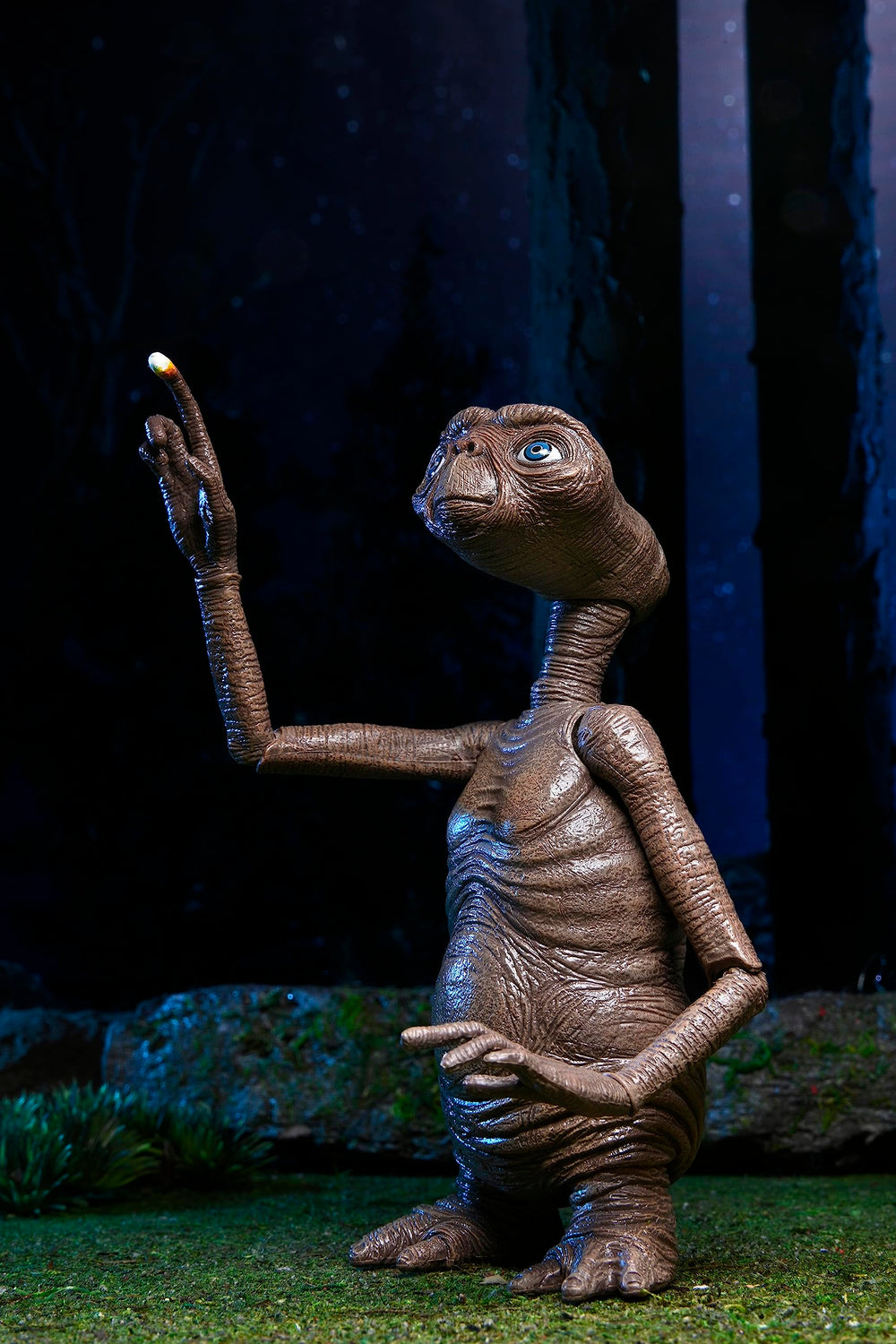 NECA E.T. interchangeable necks and hands enable expressive posing