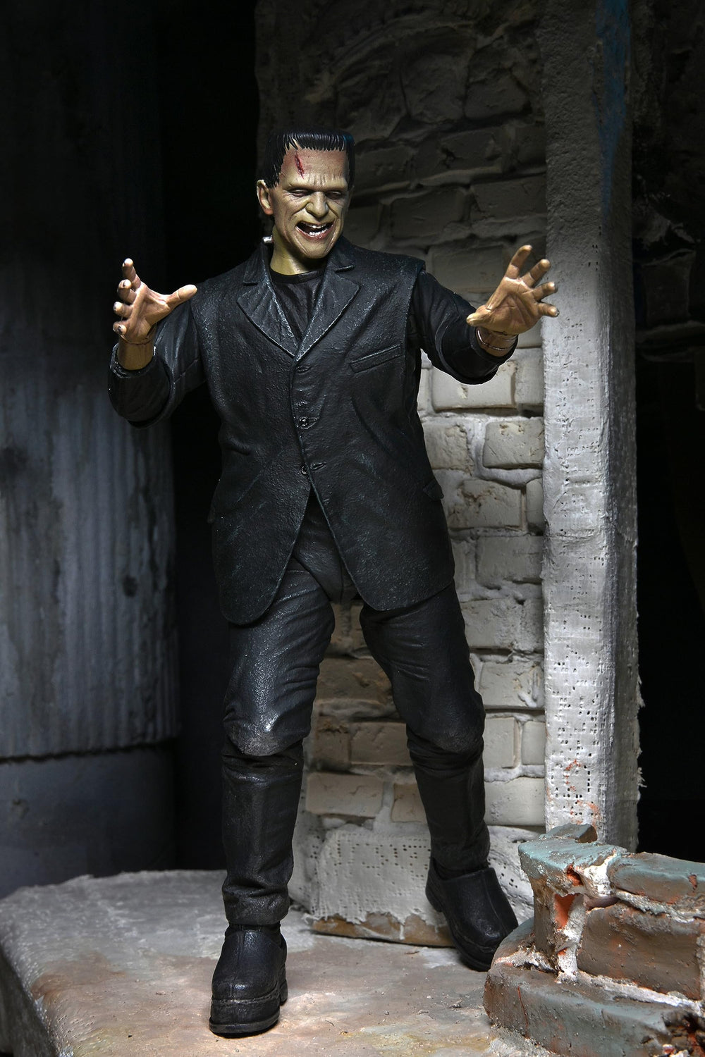 NECA Shackles and daisies accessory pack for classic display accents.