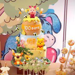 Newmemo Winnie-cake-decoration-set coordinates the entire Winnie-themed display.