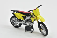 NewRay 1/12 Suzuki RM-Z450 2014 detail close-up highlights tasteful trim and accurate color scheme.