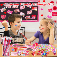 Phaorui gift cards with stickers close-up for quick classroom valentines and party favors