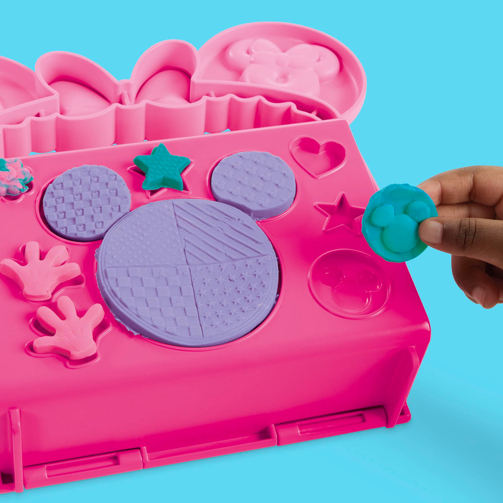 Play-Doh bow-treats pretend-cakes with bright colors