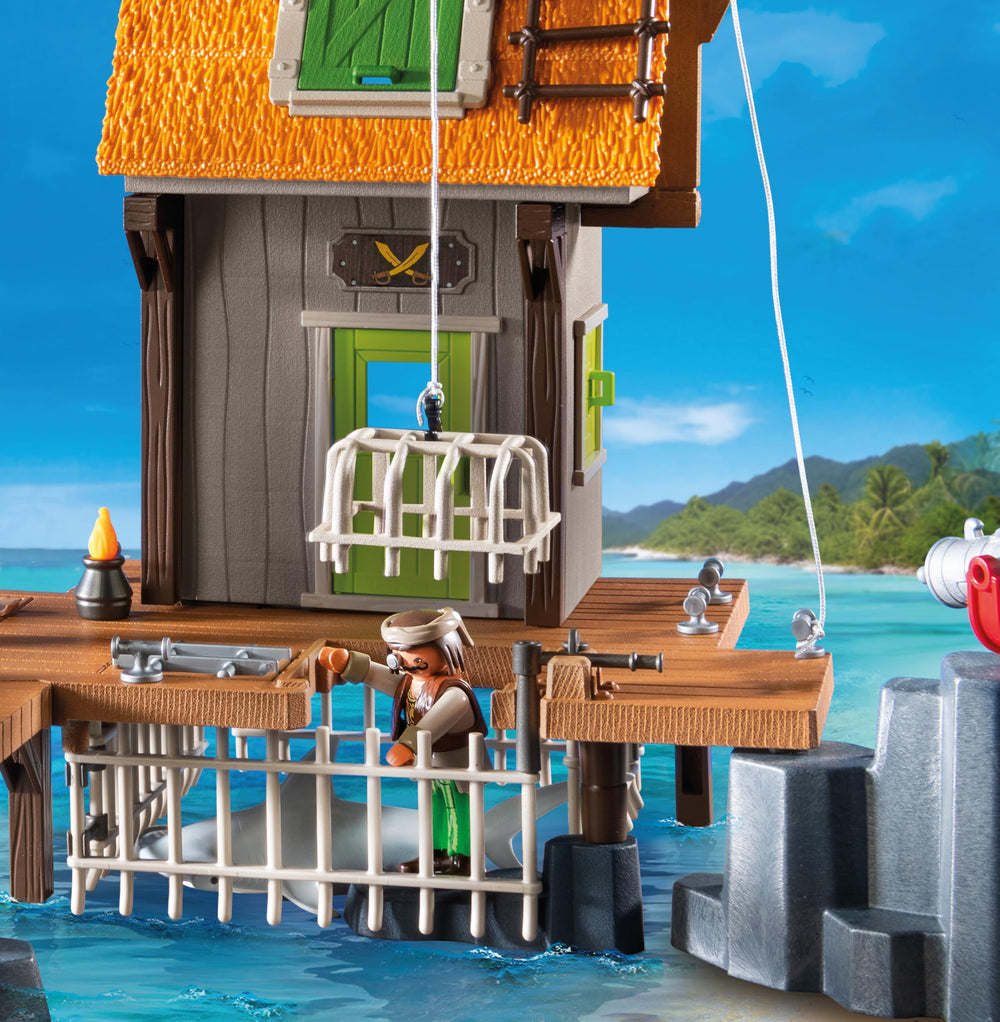 Playmobil Pirate Harbor crow-nest alarm, inviting quick reactions and storytelling during raids.