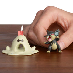 Pokémon 95003 package contents showcase two detailed figures ready for display or play.