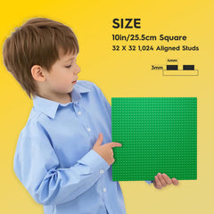 Pokiiulk classic green baseplate close-up highlights 1,024 studs for sturdy brick connections.