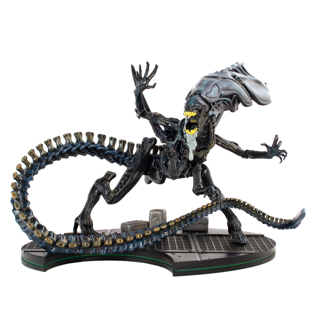 QMx Alien Queen Q-Fig Max Elite Diorama stand shows imposing presence for display