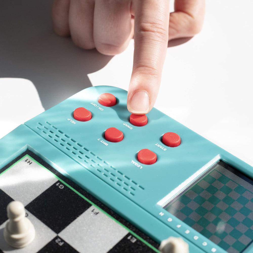 SCS Direct Grandmaster Chess Coach 2.5-inch LCD provides clear feedback.
