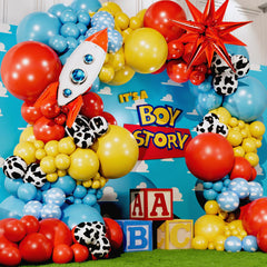 SHERYL DECOR Starburst foil balloons provide bold accents for photos