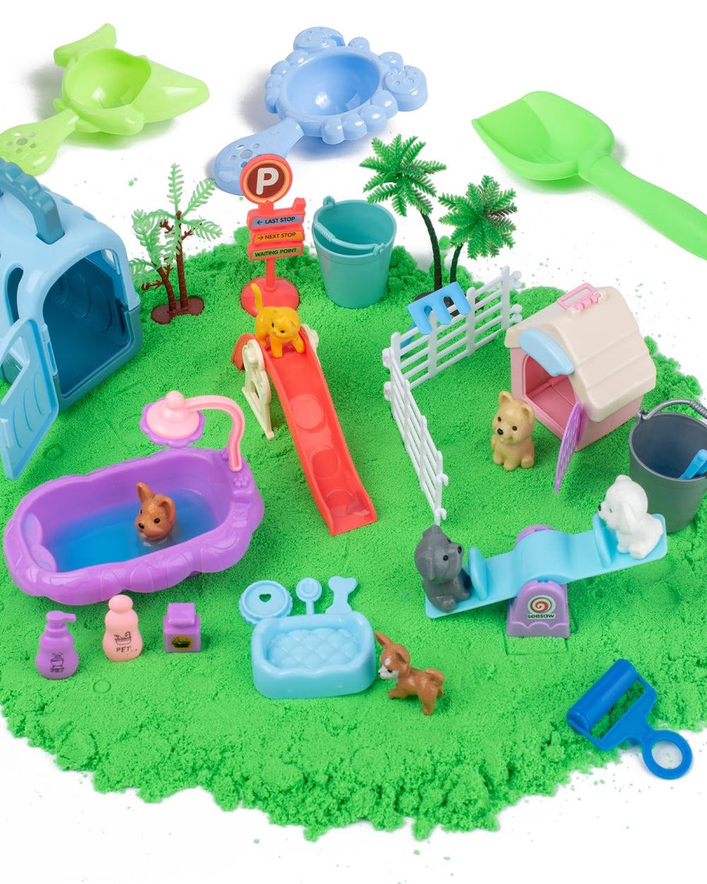 Sikmcle sandbox with lid closed keeps sand contained.