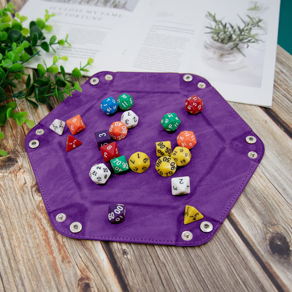 Durable PU leather exterior of SIQUK dice tray is easy to clean
