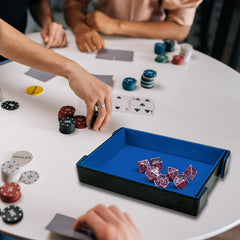 SIQUK magnetic closure keeps the tray secure on any surface during play