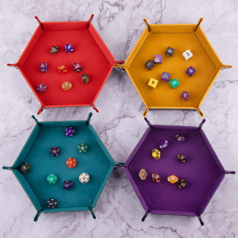 SIQUK velvet-lined interior protects dice from scratches during play.