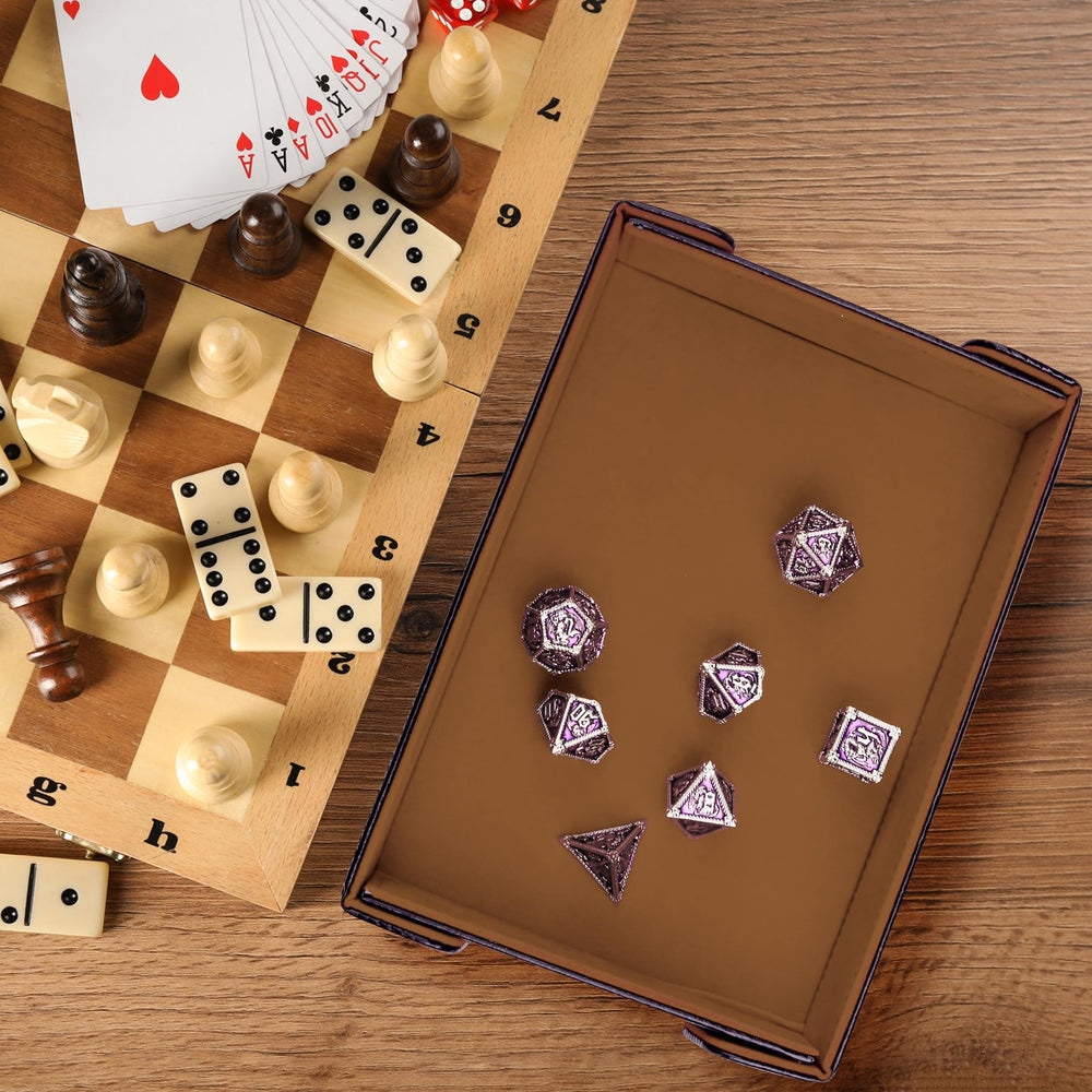 SIQUK inner velvet lining protects dice during play.