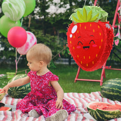 Sratte pinata with large dimensions showing generous candy capacity