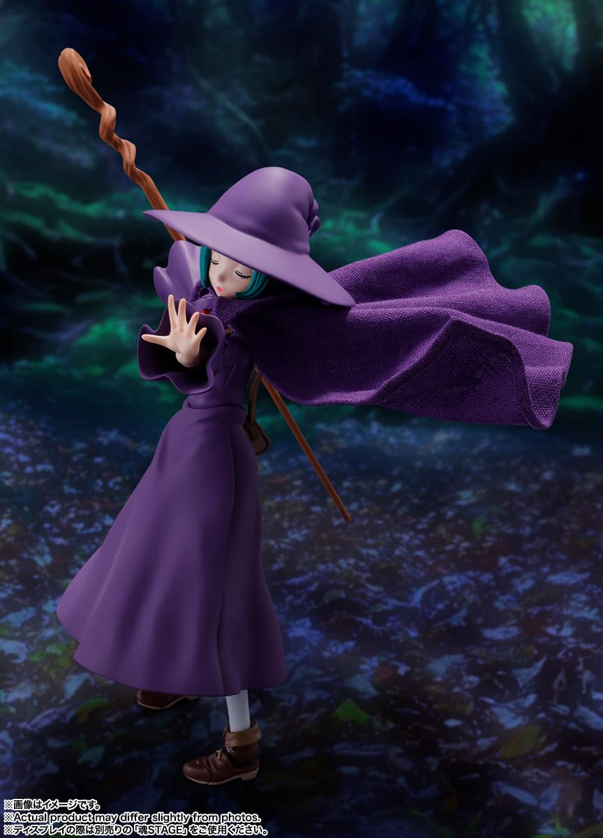 Hat and cloak offer dramatic styling for action poses