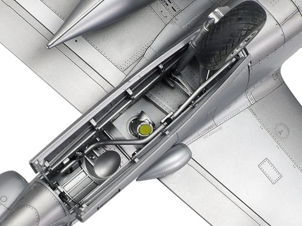 TAMIYA P-38J Lightning panel lines highlight for realistic texture.