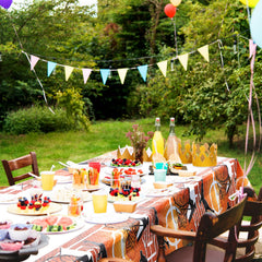 Tatuo basketball tablecloth features bright printed motifs for vibrant party ambiance.