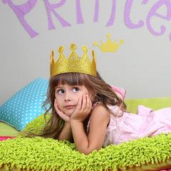 Tatuo lightweight soft felt crowns on a child’s head for comfort