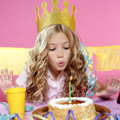 Tatuo adjustable stretch-band crown worn by a child for comfort