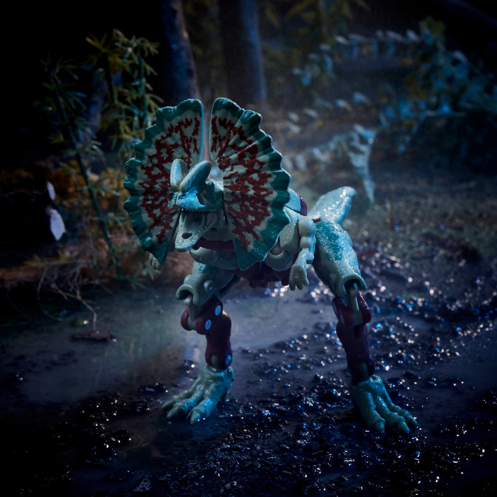 Transformers JP12 venom blast effect enhances dramatic battle poses.