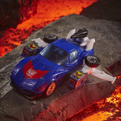 Transformers Kingdom Deluxe WFC-K26 Autobot Tracks blaster weapon adds extra combat-ready option.