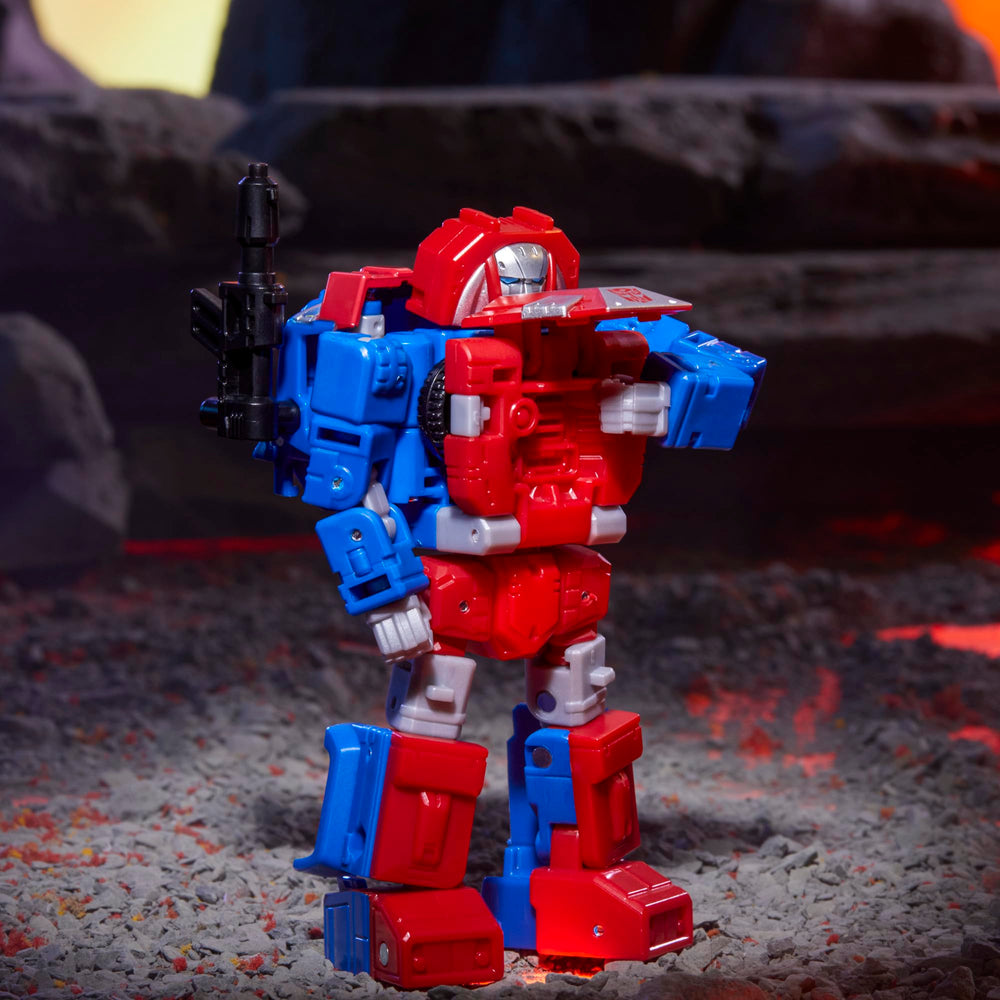 Transformers Legacy United Gears head and limb articulation supports dynamic scenes.