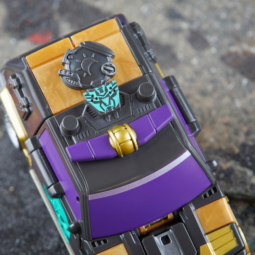 Transformers Star Raider Cannonball removable roof piece boosts display options.