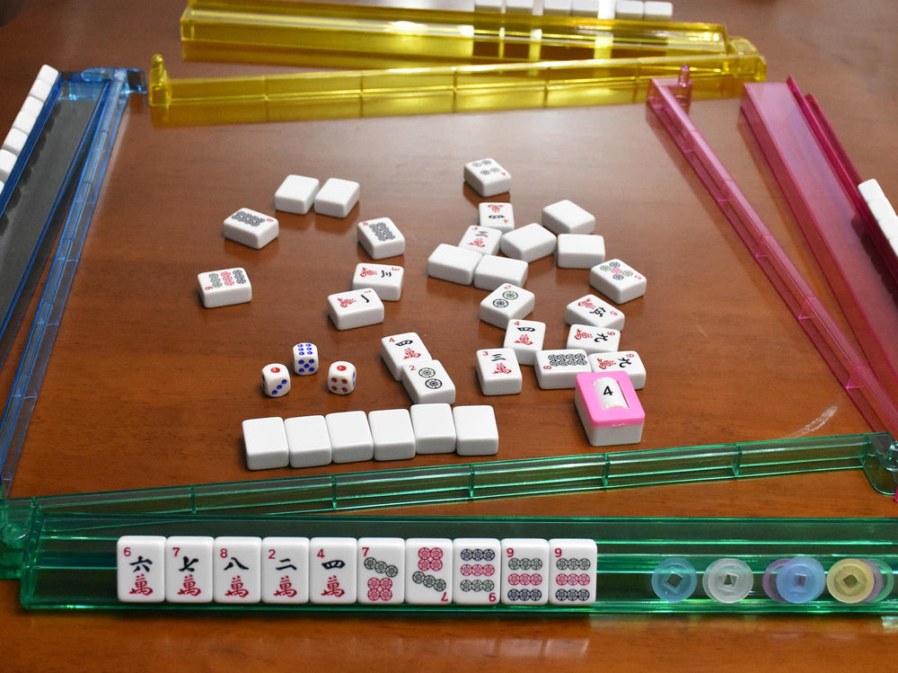 Trendymate dice and money chips for authentic game play and stakes
