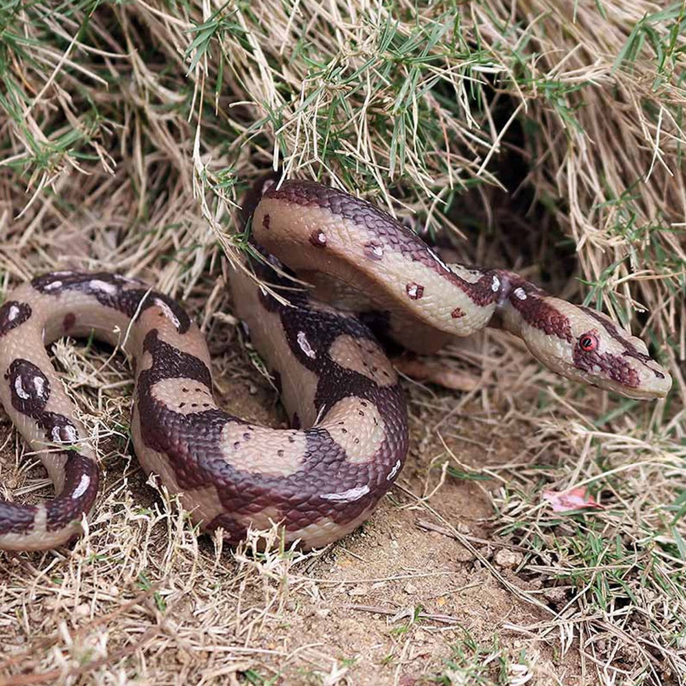 UANDME Halloween prank snake prop adds spooky flair to parties.