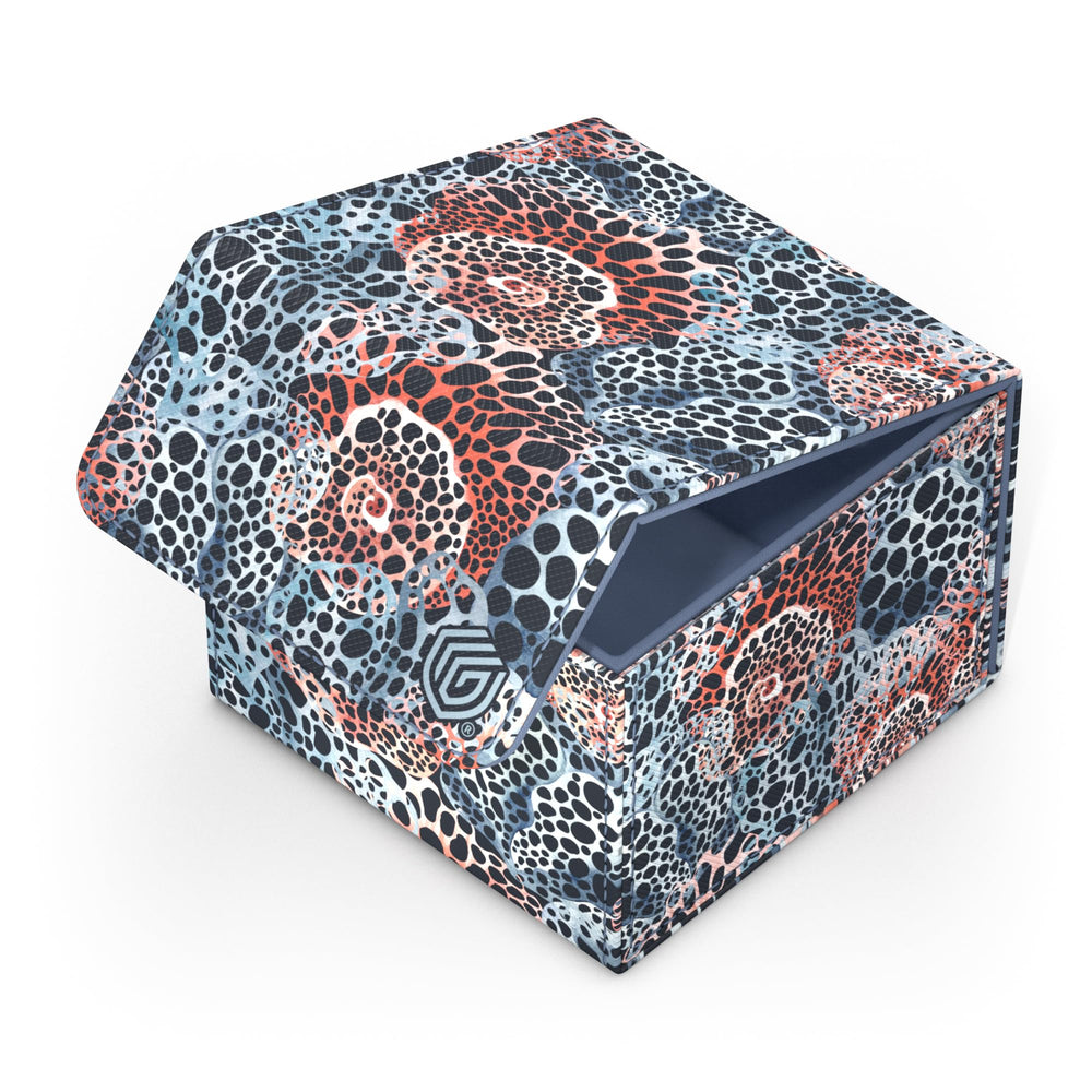 Ultimate Guard Sidewinder 133+ Xenoskin microfiber lining protects sleeves in transit.