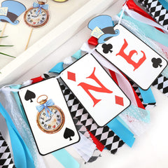 VAVAYAO Wonderland-themed table decor enhances party focal points