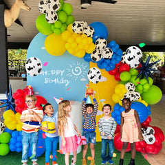 Vicduotex cow-themed decor ideal for rodeo and cowgirl parties.