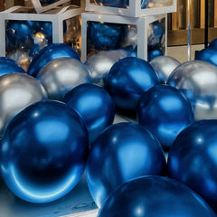 Voircoloria balloon garland kit showcases a metallic blue arch for photos.