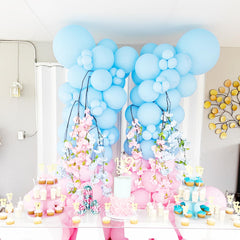 Voircoloria gender reveal accents use light blue tones tastefully.