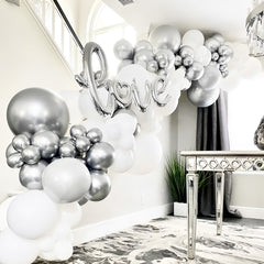 Voircoloria 5-inch balloons create delicate accents for details