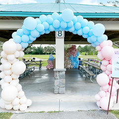 Voircoloria wedding backdrop with light blue balloons for romantic ambience.